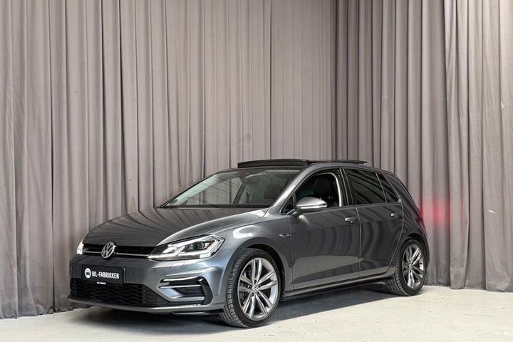 Grå VW Golf VII fra 2017