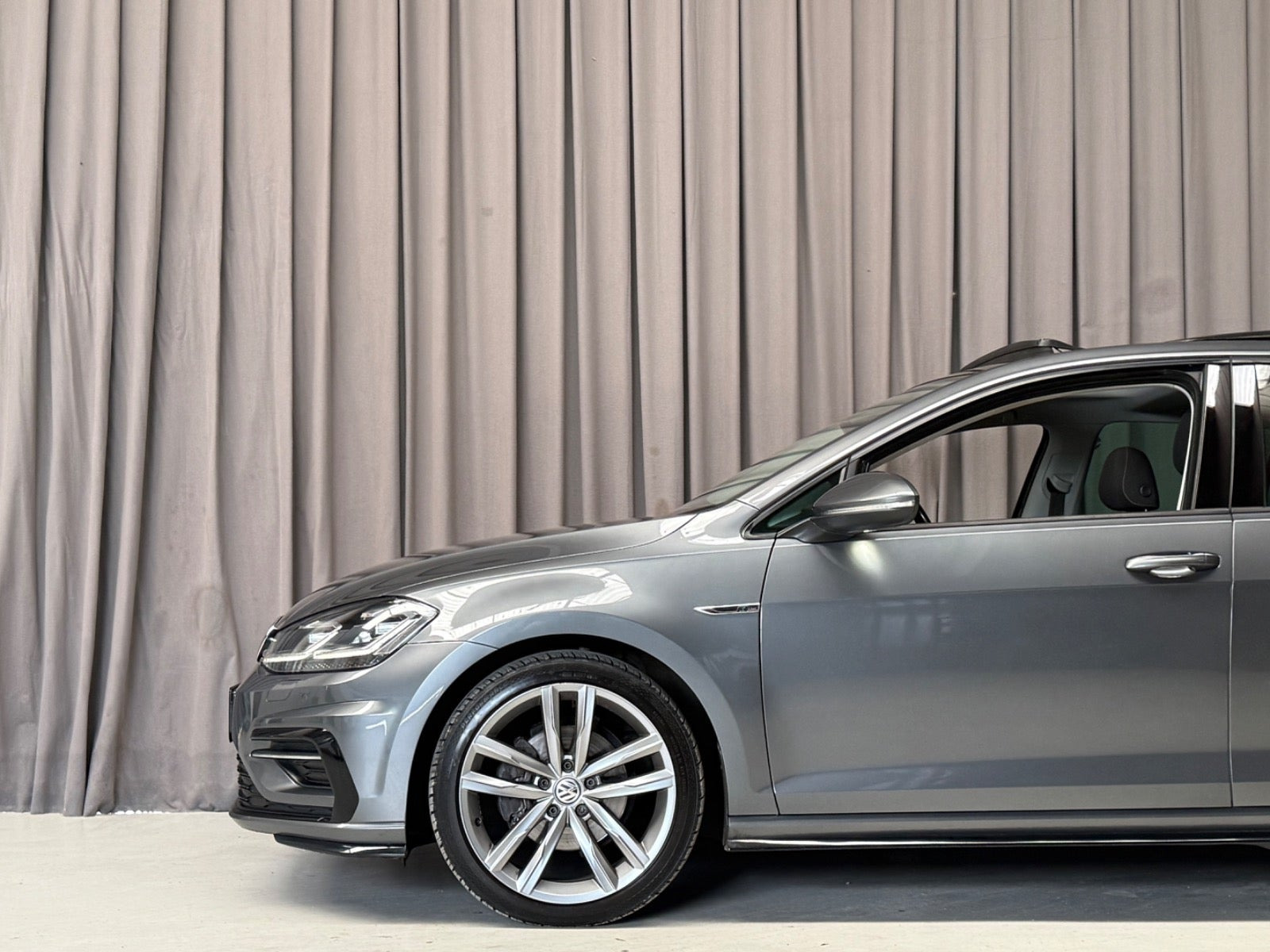 Grå VW Golf VII fra 2017