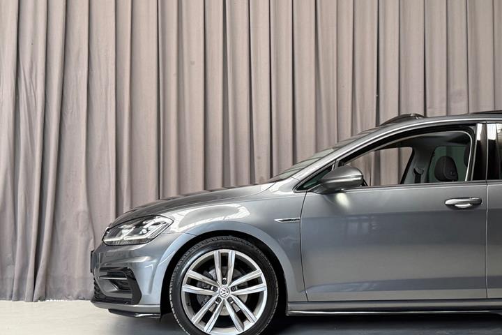 Grå VW Golf VII fra 2017