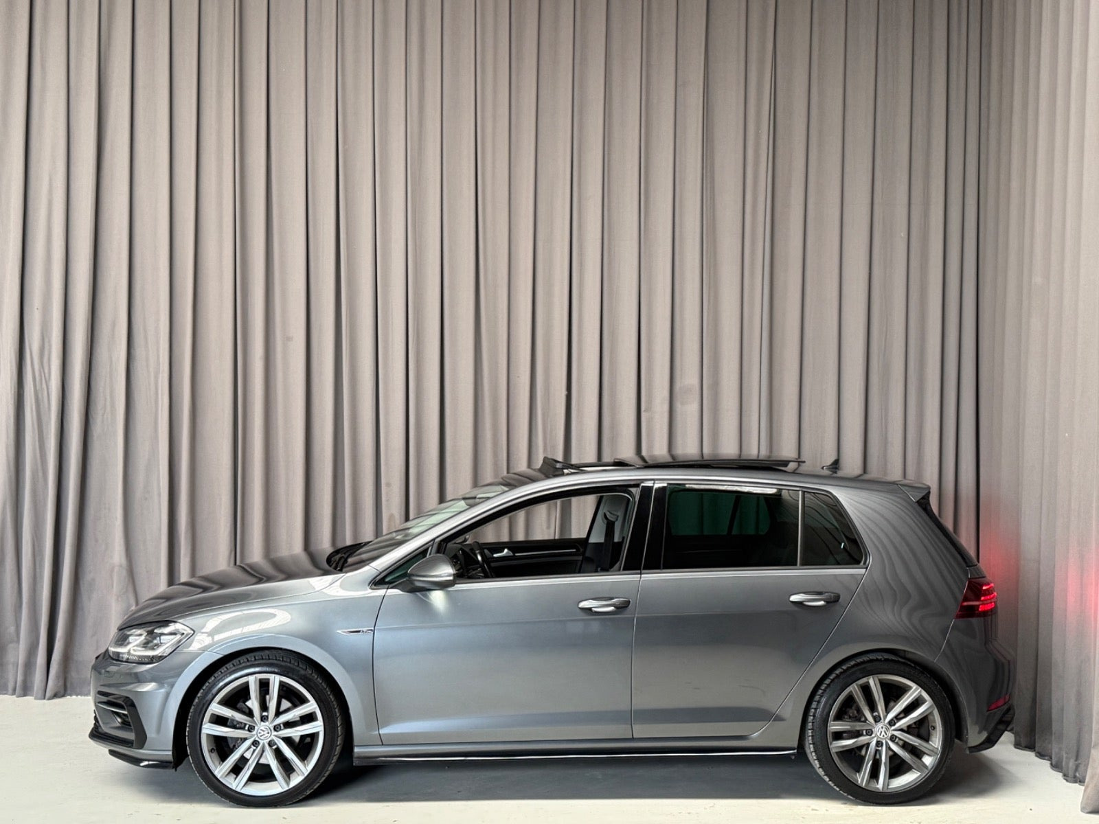 Grå VW Golf VII fra 2017