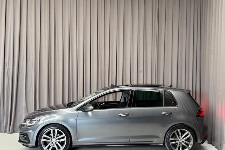Grå VW Golf VII fra 2017