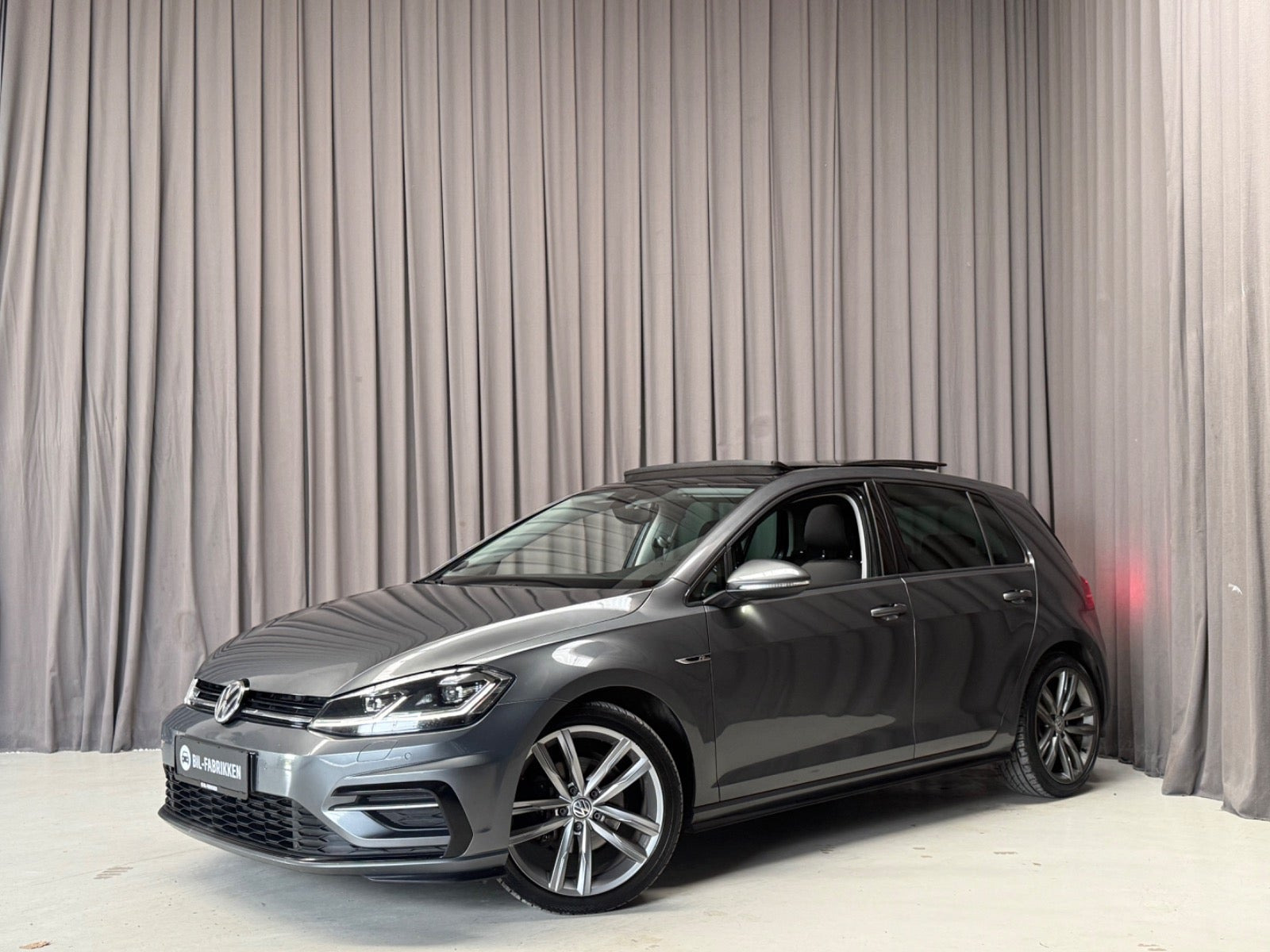 Grå VW Golf VII fra 2017