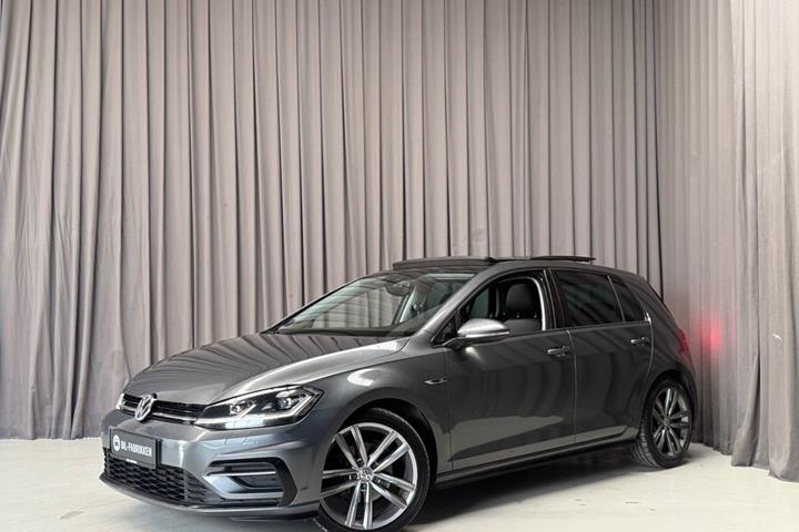 Grå VW Golf VII fra 2017