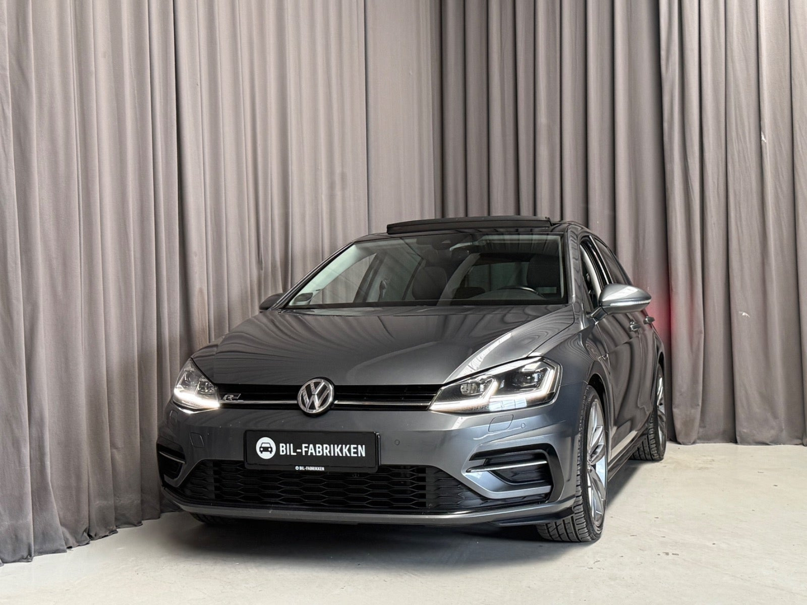 Grå VW Golf VII fra 2017