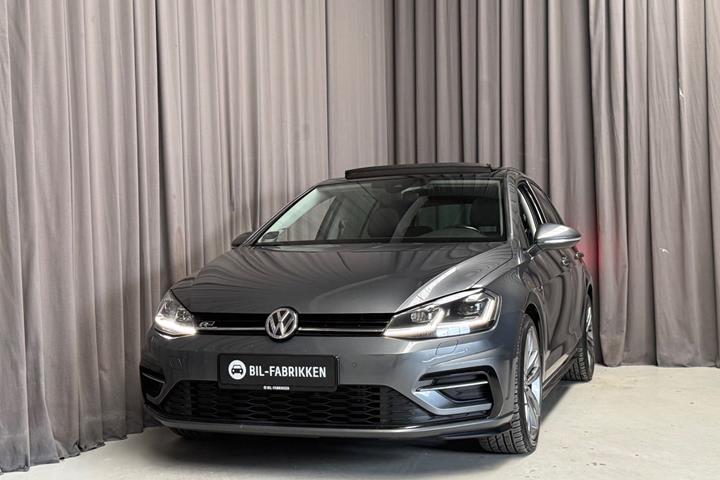 Grå VW Golf VII fra 2017