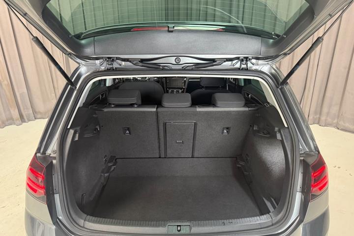 Grå VW Golf VII fra 2017