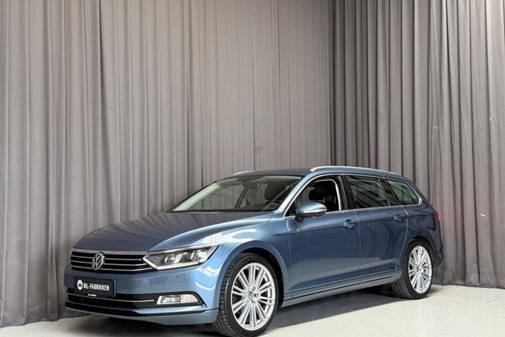 Blå VW Passat fra 2016