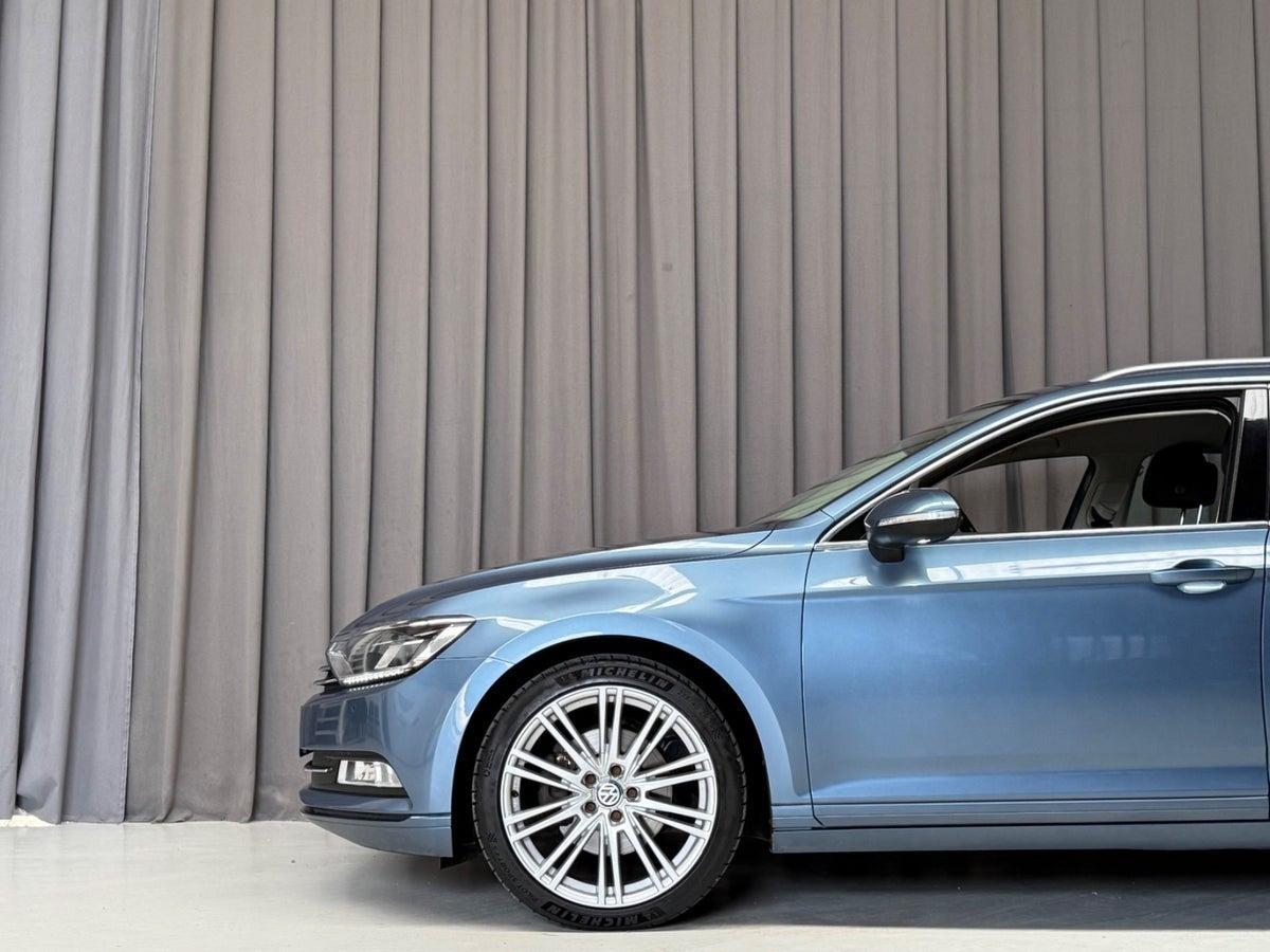 Blå VW Passat fra 2016