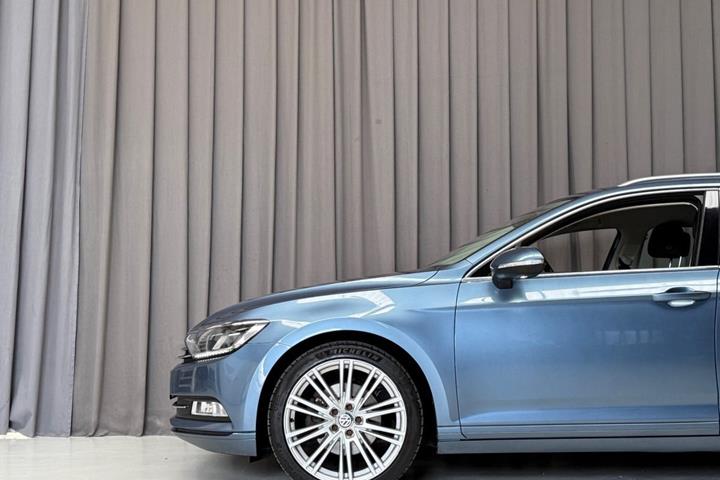 Blå VW Passat fra 2016
