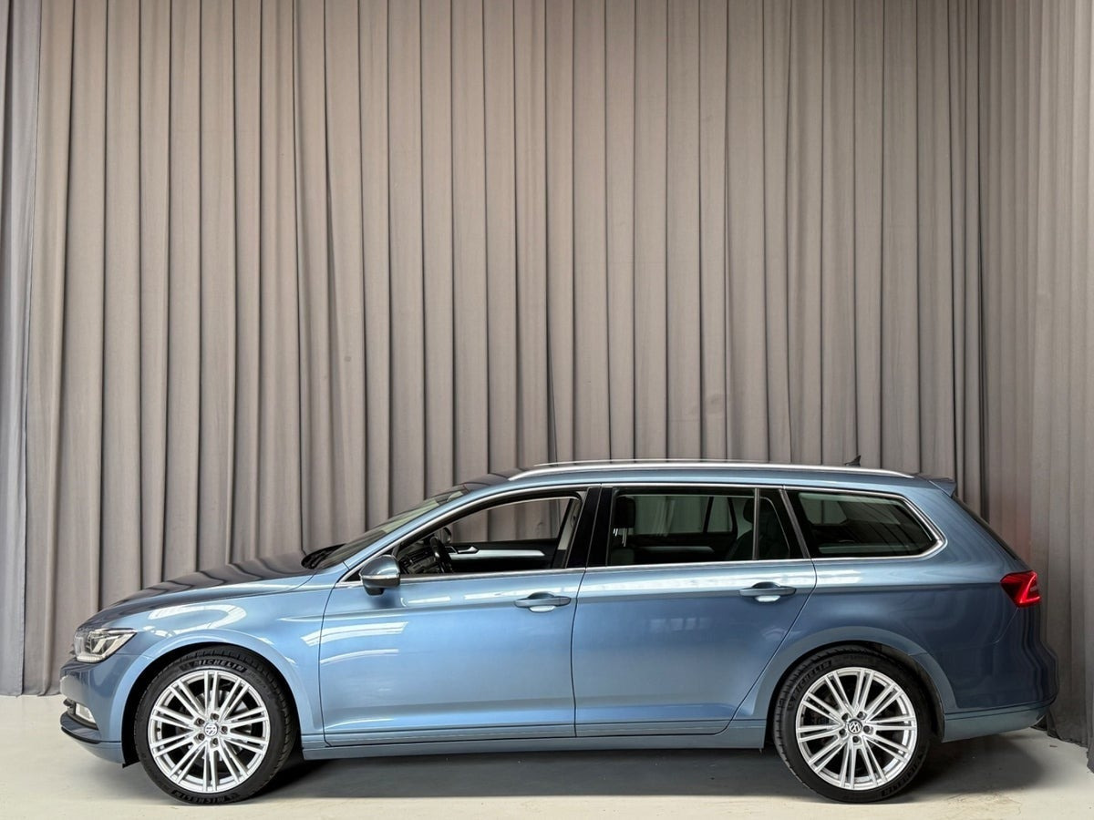 Blå VW Passat fra 2016