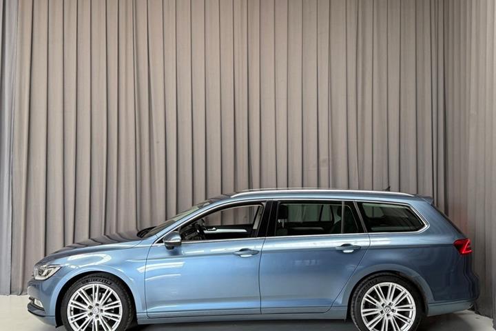 Blå VW Passat fra 2016