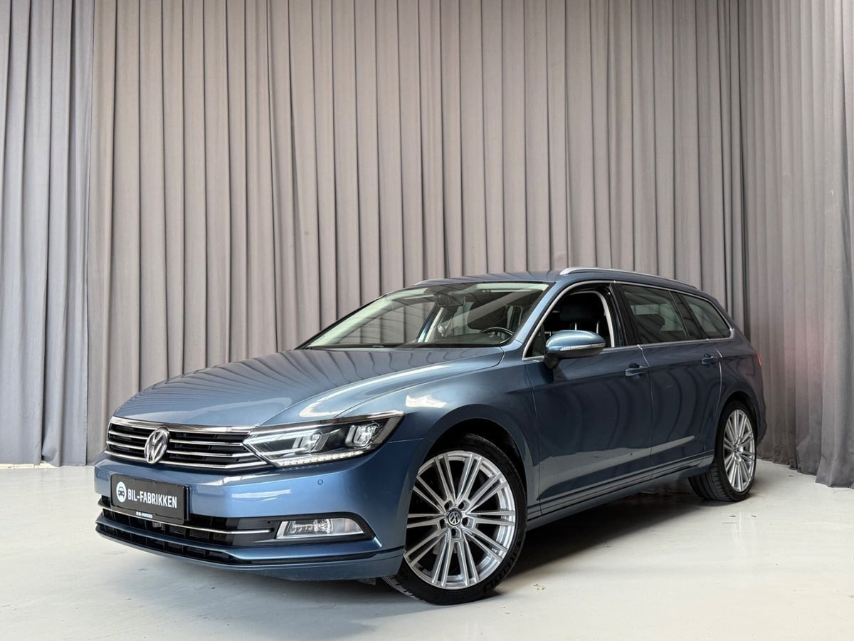 Blå VW Passat fra 2016
