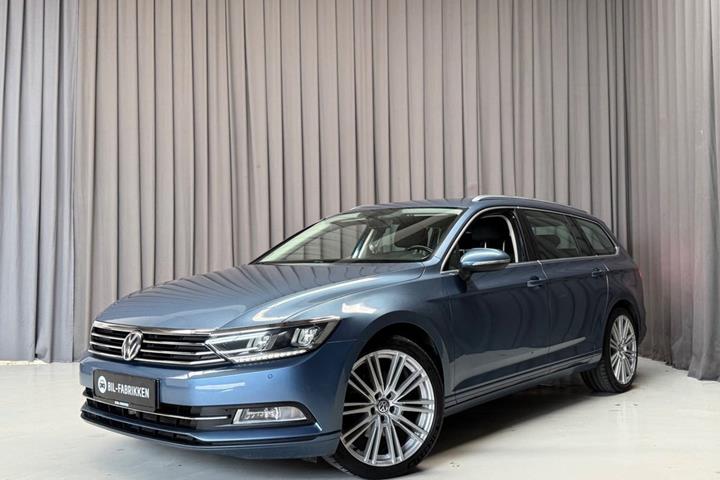 Blå VW Passat fra 2016