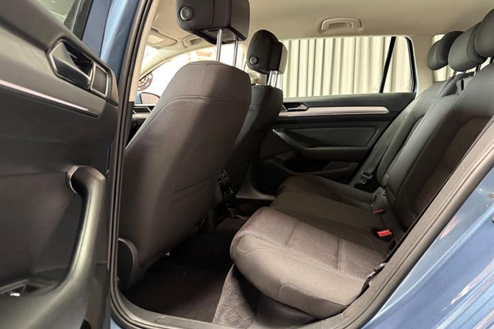 Blå VW Passat fra 2016