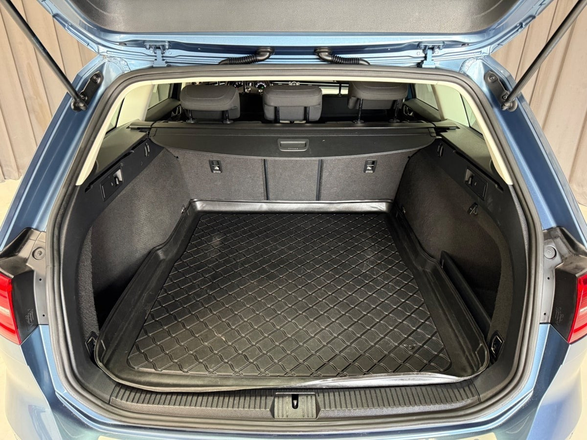Blå VW Passat fra 2016