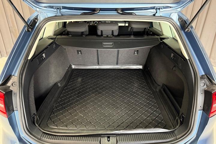 Blå VW Passat fra 2016