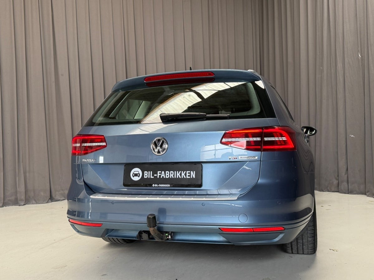 Blå VW Passat fra 2016