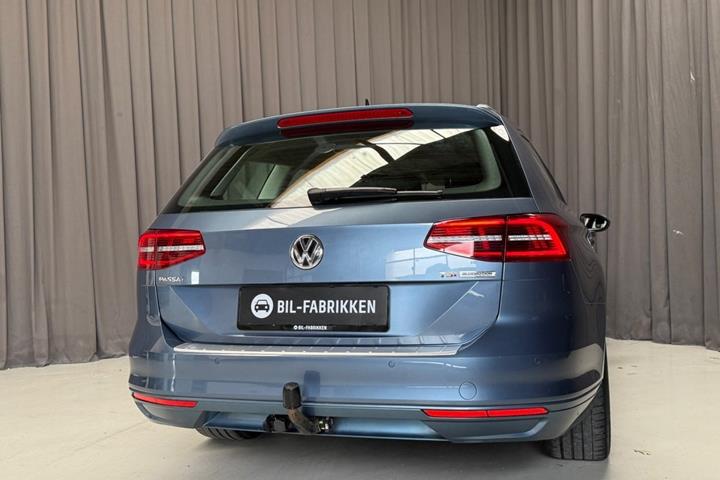 Blå VW Passat fra 2016