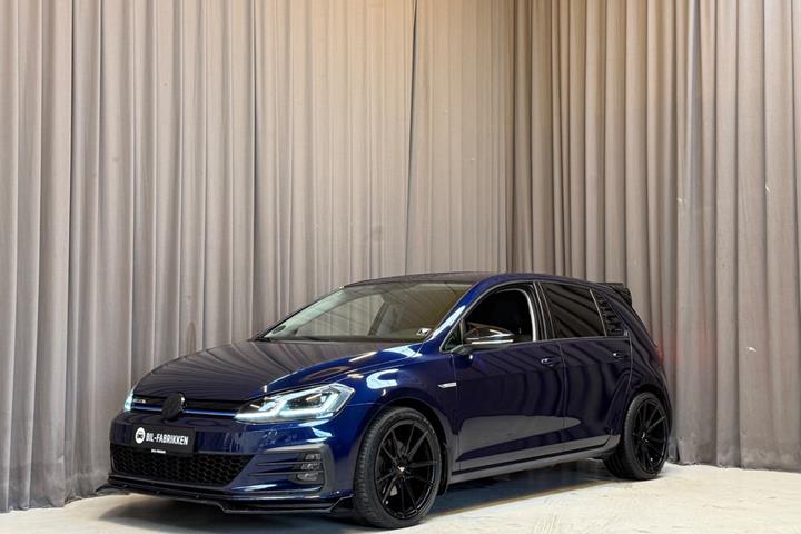 Blå VW Golf VII fra 2018