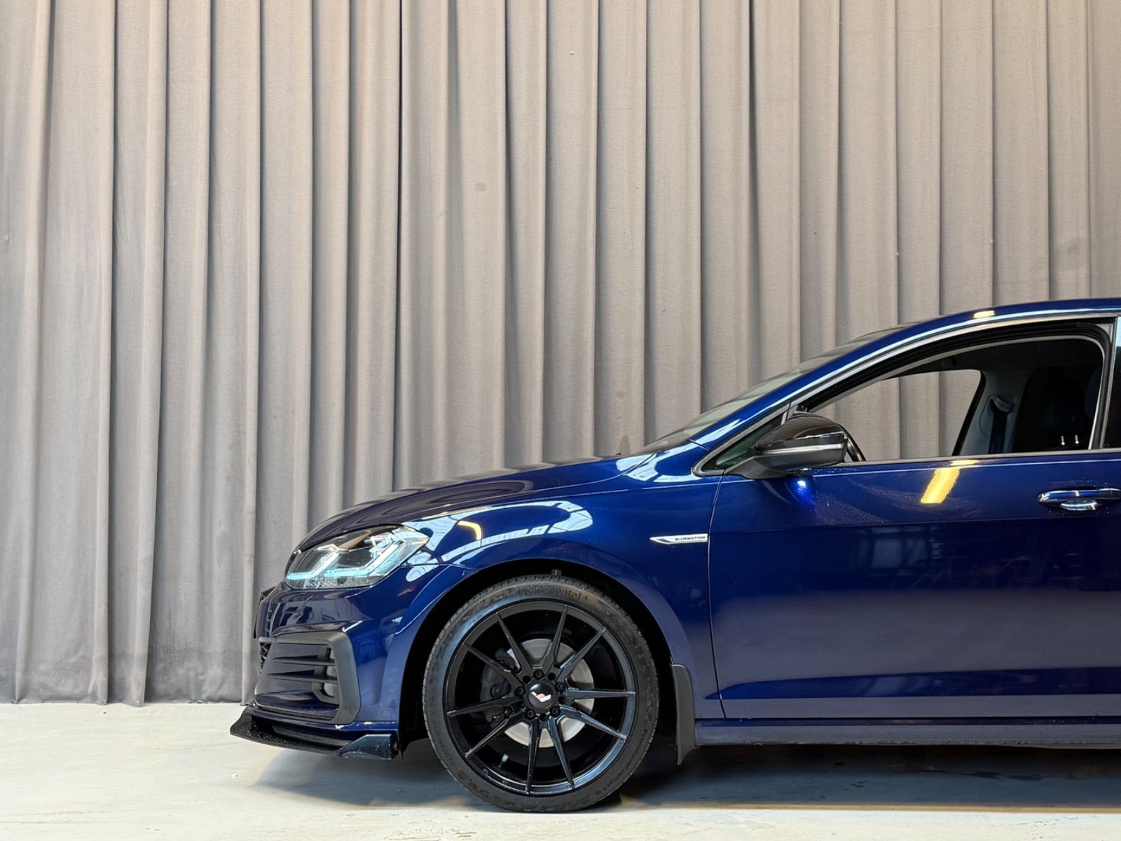 Blå VW Golf VII fra 2018