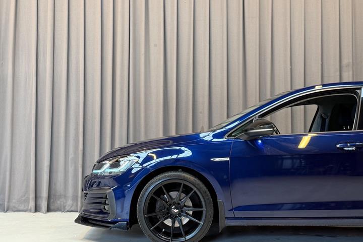 Blå VW Golf VII fra 2018
