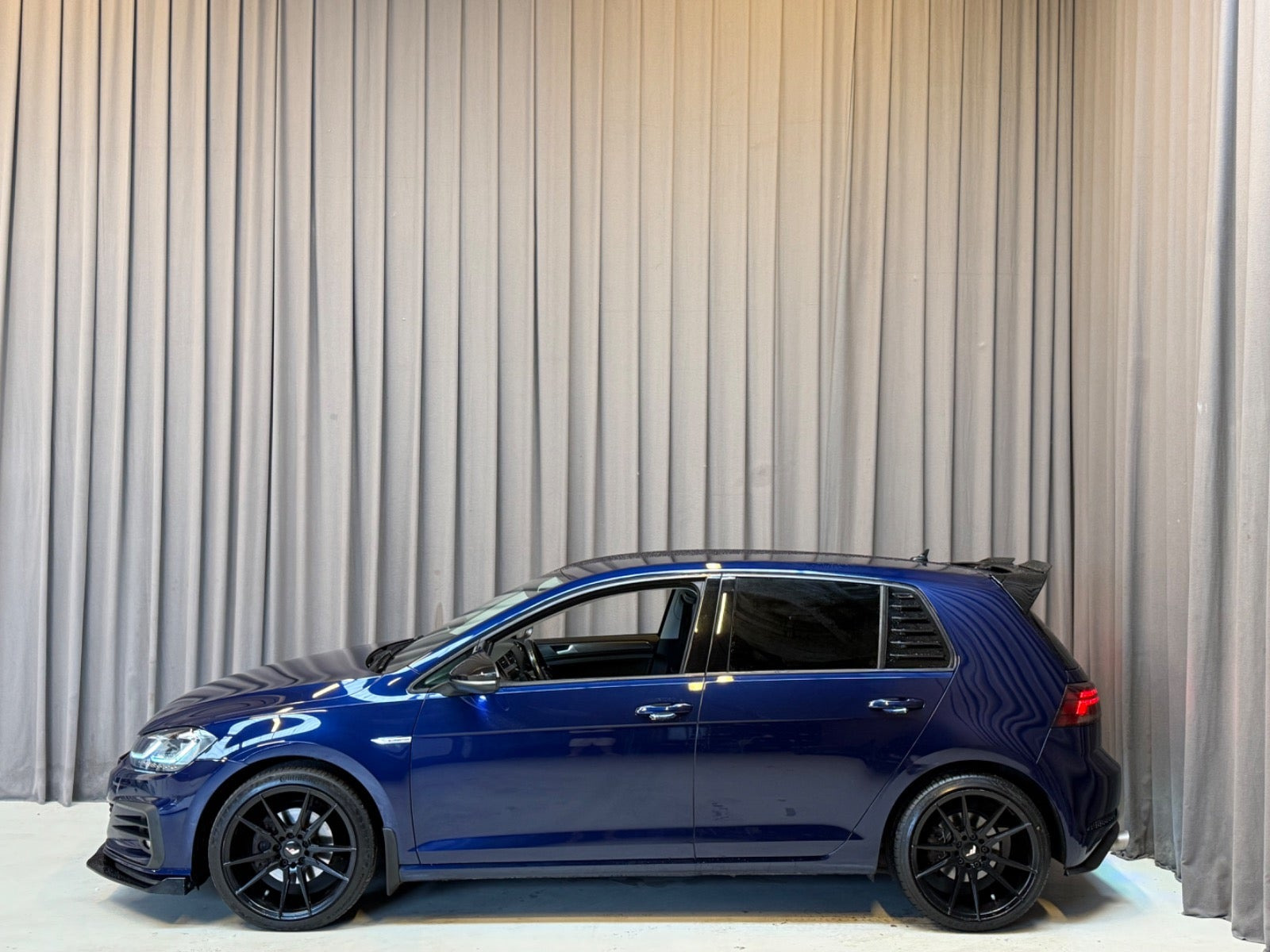 Blå VW Golf VII fra 2018