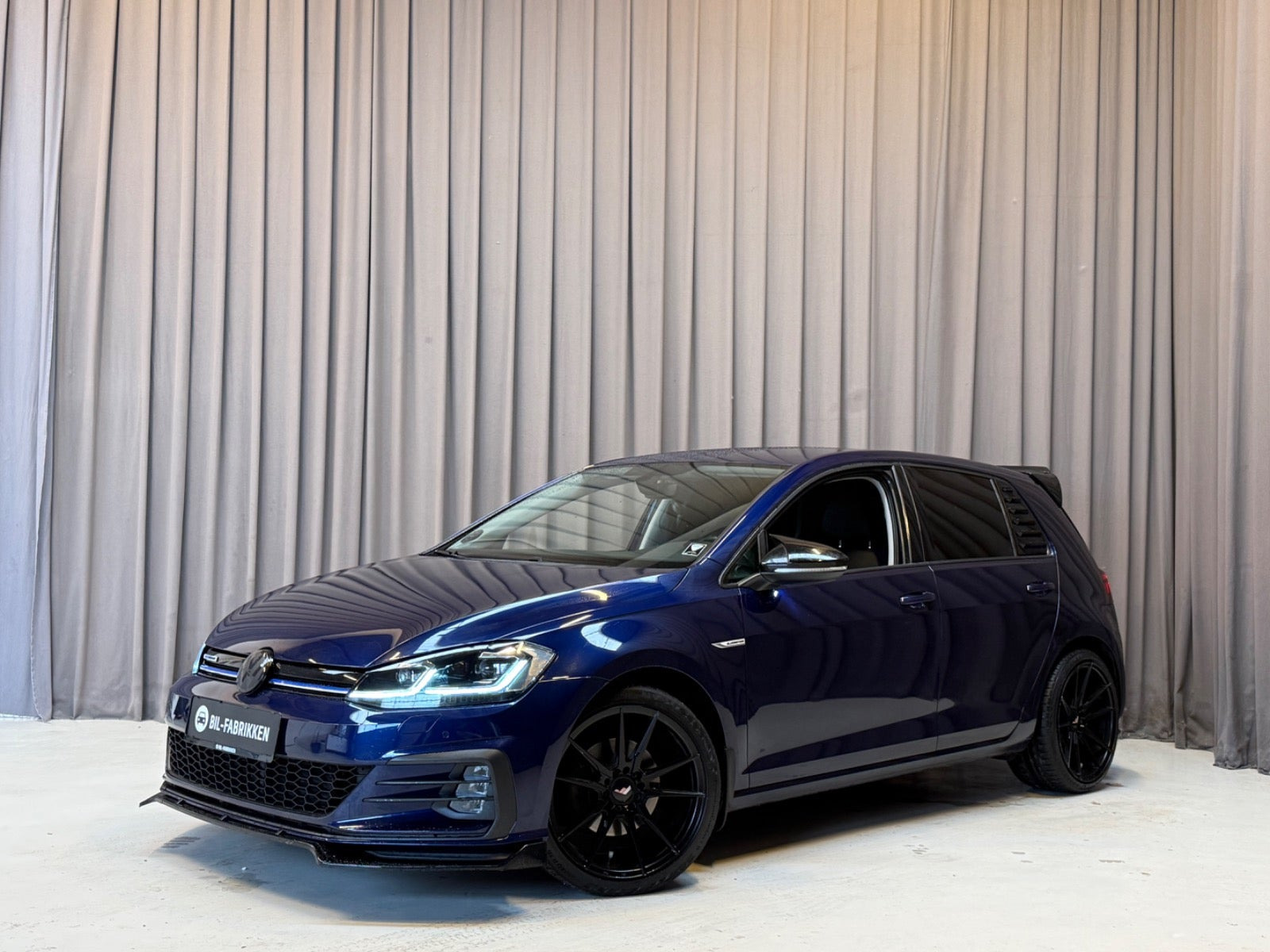 Blå VW Golf VII fra 2018