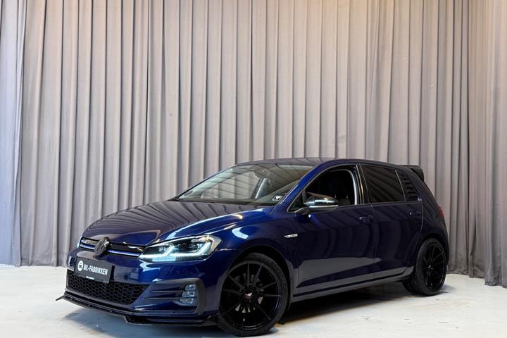 Blå VW Golf VII fra 2018