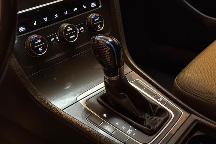 Blå VW Golf VII fra 2018