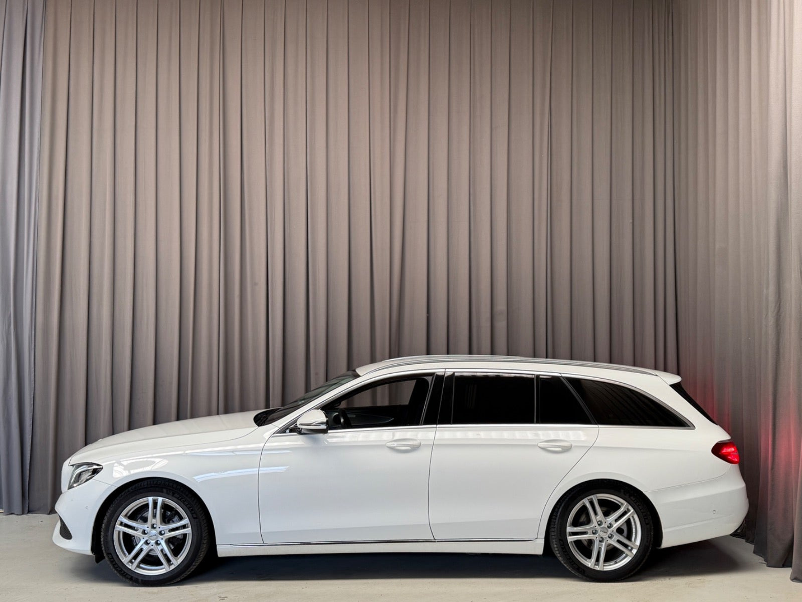 Hvid Mercedes E220 d fra 2016