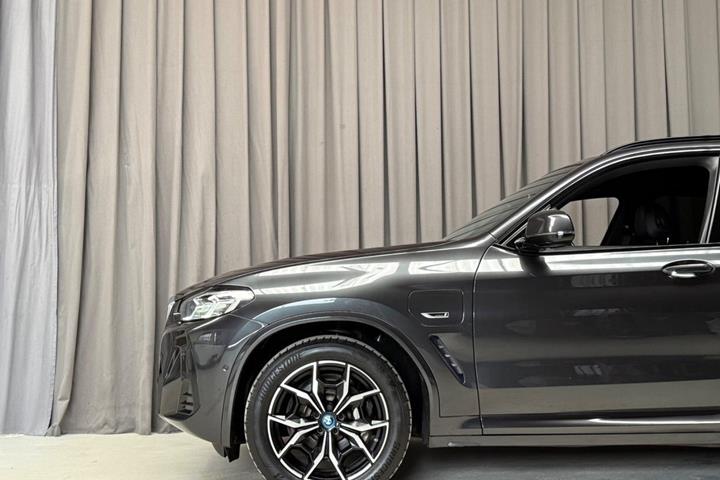 Grå BMW X3 fra 2022