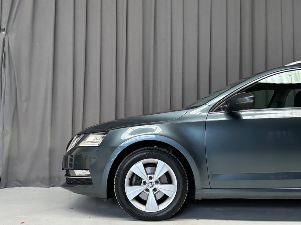 Grå Skoda Octavia fra 2018