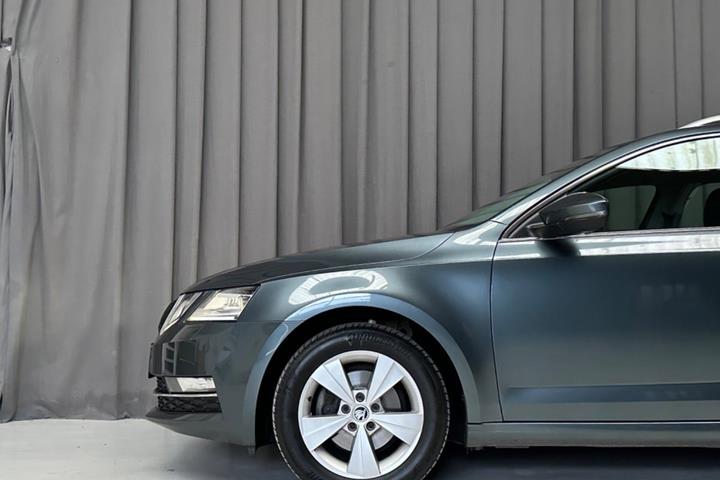 Grå Skoda Octavia fra 2018