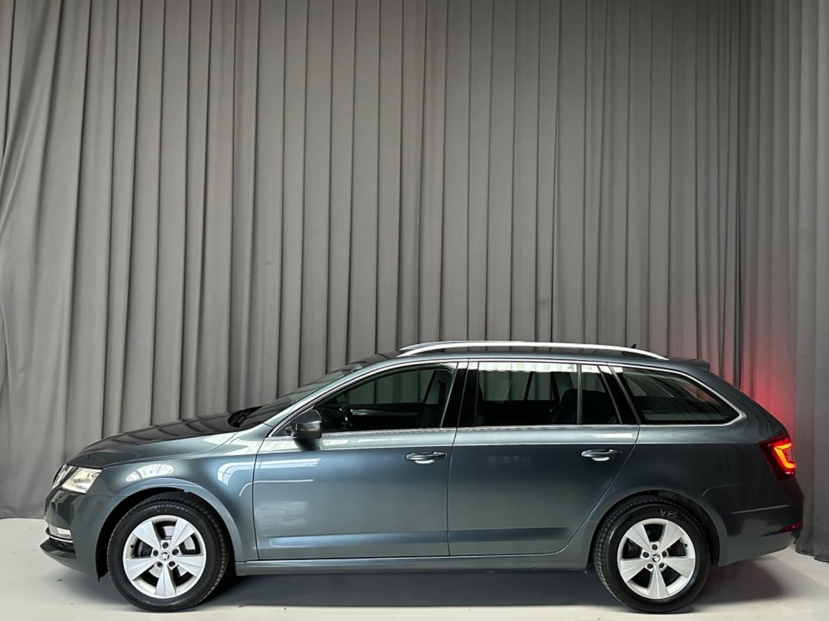 Grå Skoda Octavia fra 2018