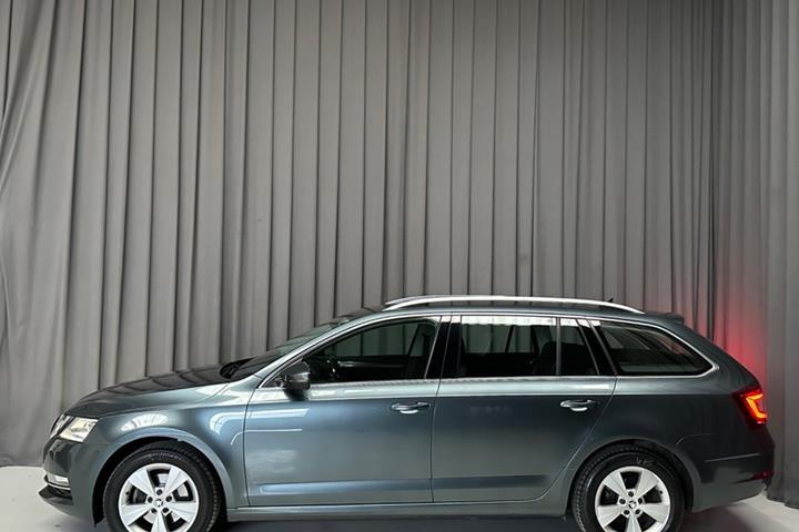 Grå Skoda Octavia fra 2018
