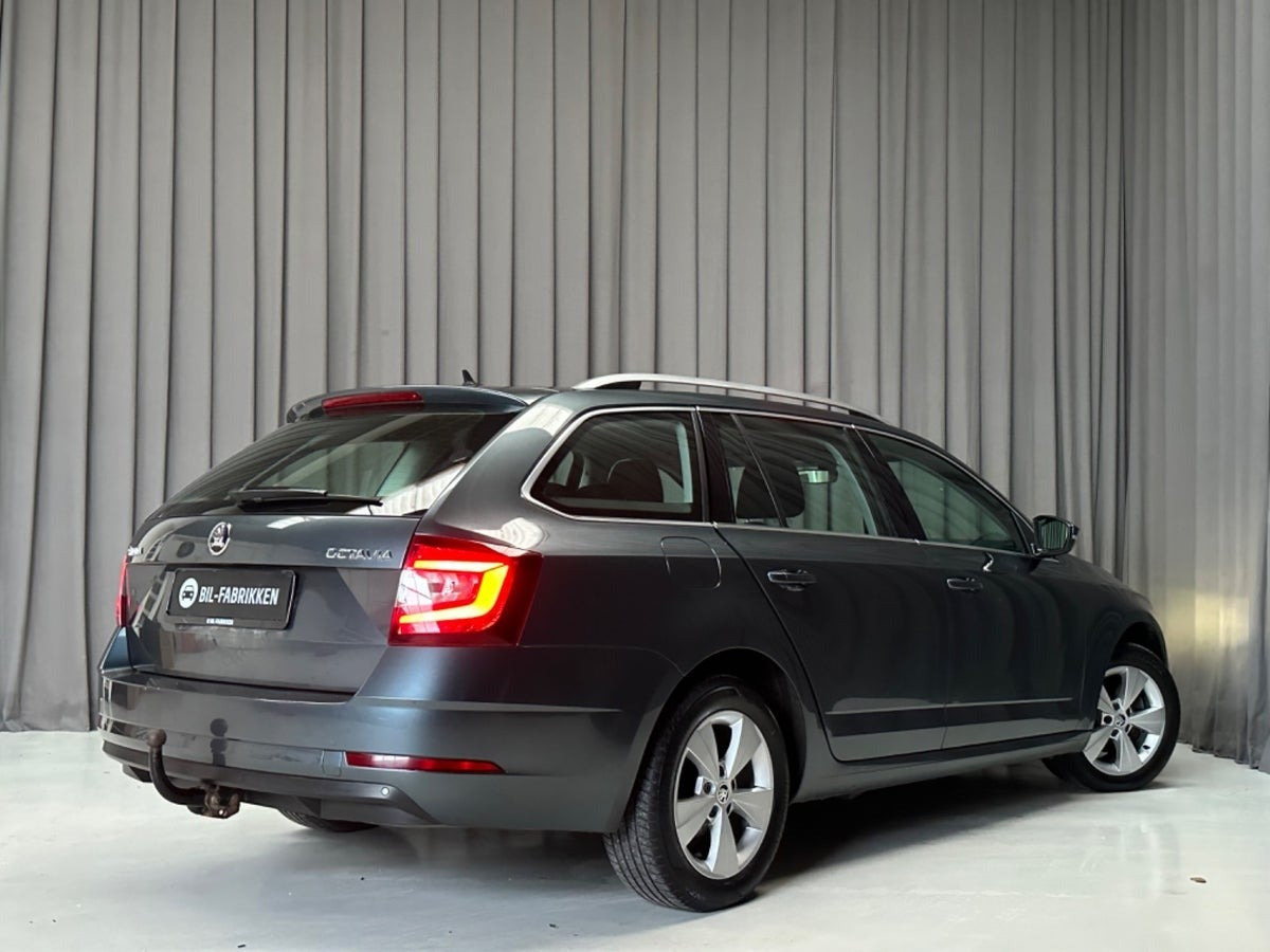Grå Skoda Octavia fra 2018
