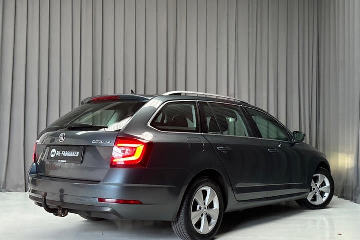 Grå Skoda Octavia fra 2018