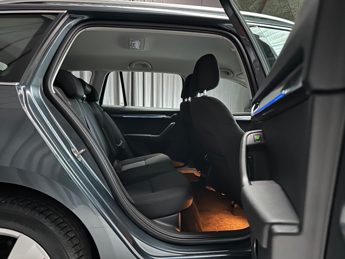 Grå Skoda Octavia fra 2018