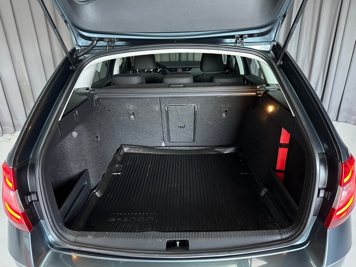 Grå Skoda Octavia fra 2018