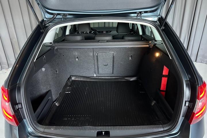 Grå Skoda Octavia fra 2018