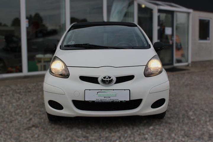 Hvid Toyota Aygo fra 2011