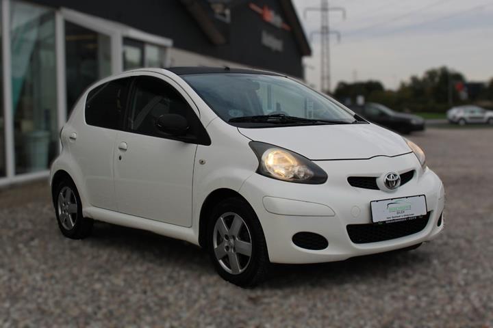 Hvid Toyota Aygo fra 2011