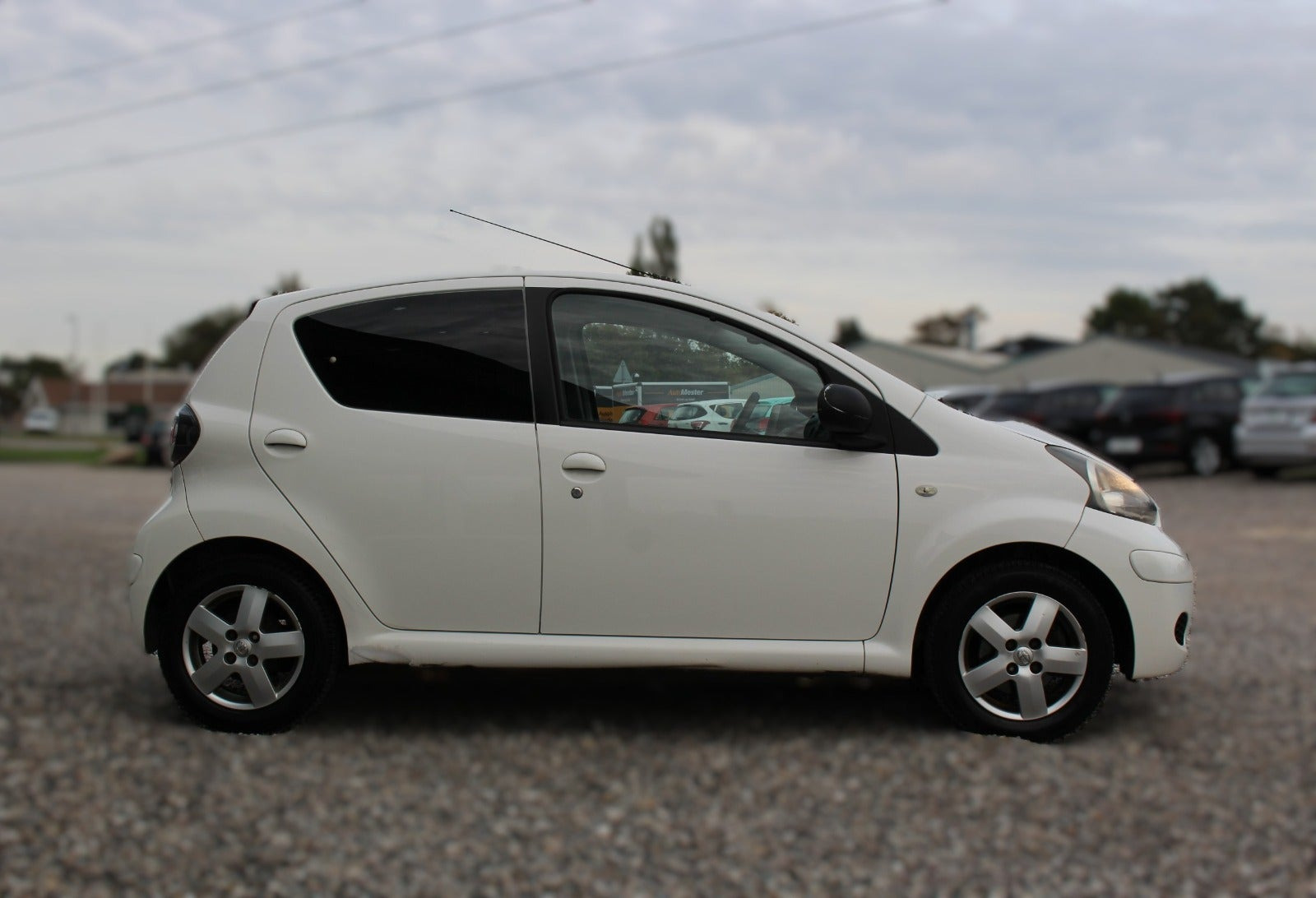 Hvid Toyota Aygo fra 2011