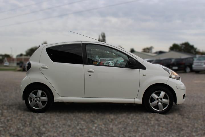 Hvid Toyota Aygo fra 2011