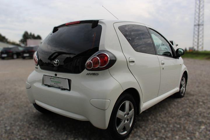 Hvid Toyota Aygo fra 2011
