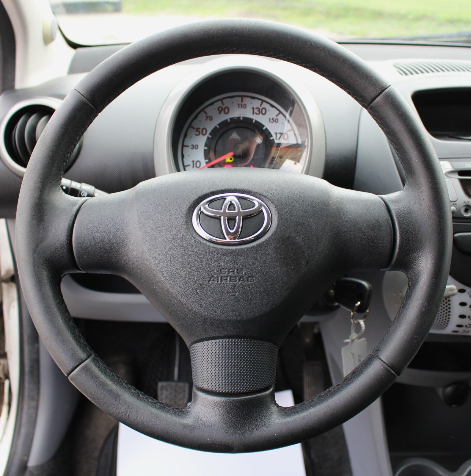 Hvid Toyota Aygo fra 2011