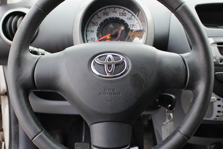 Hvid Toyota Aygo fra 2011