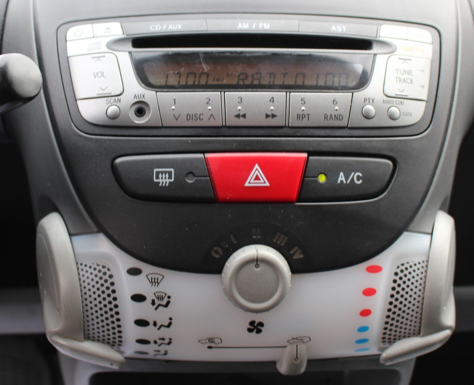 Hvid Toyota Aygo fra 2011