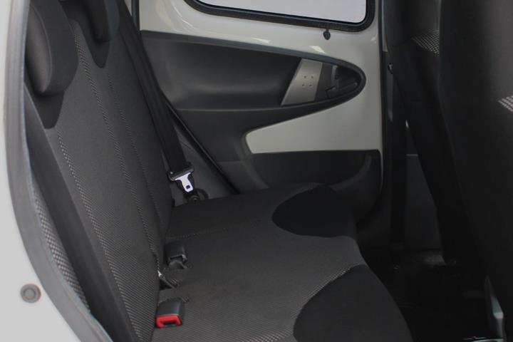 Hvid Toyota Aygo fra 2011