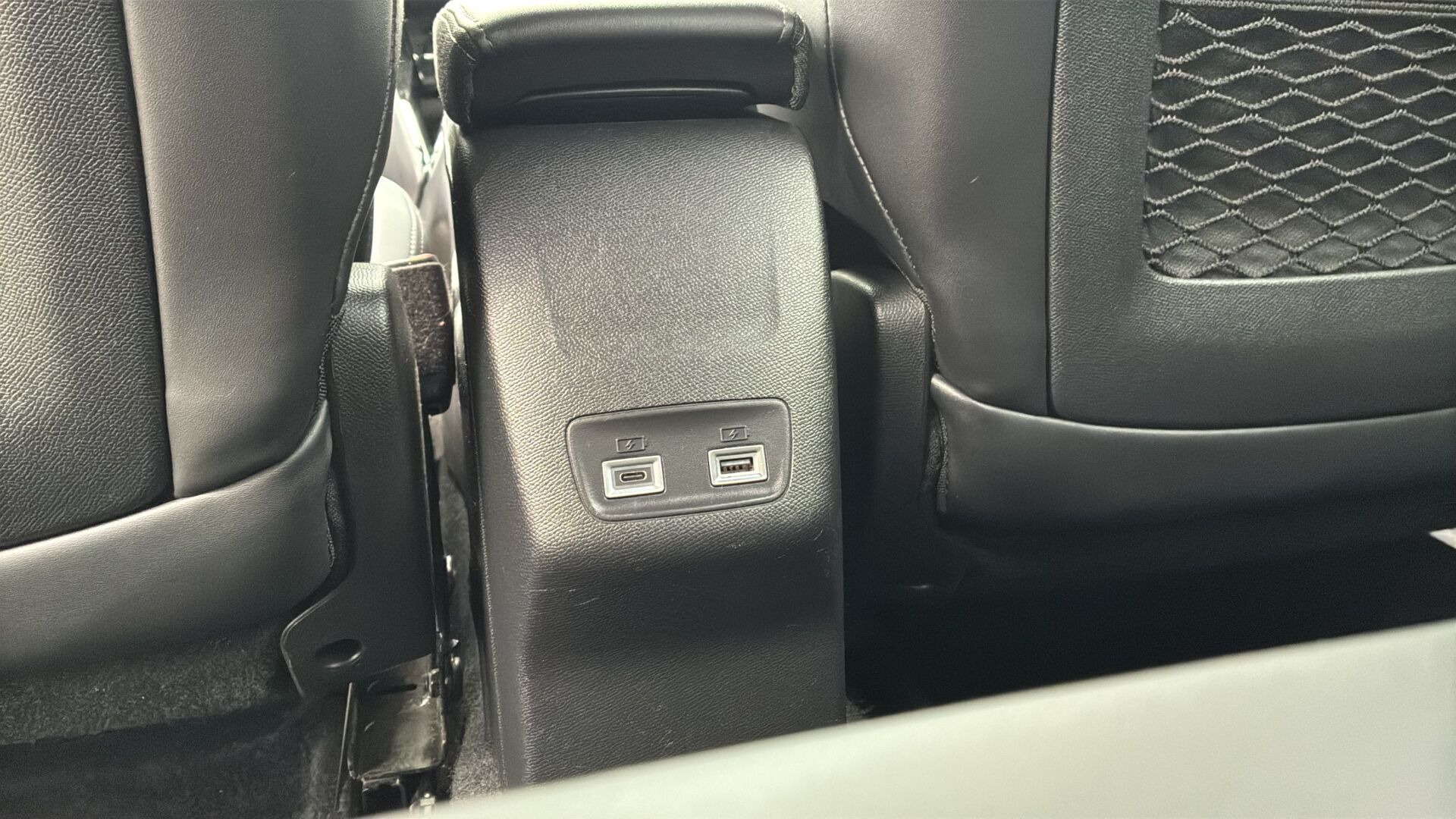 Grå Peugeot e-2008 fra 2024